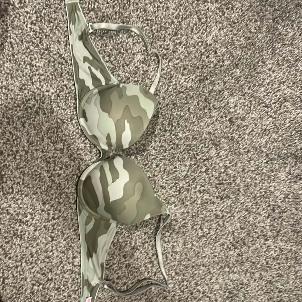 Camo bra size 34B in really good condition